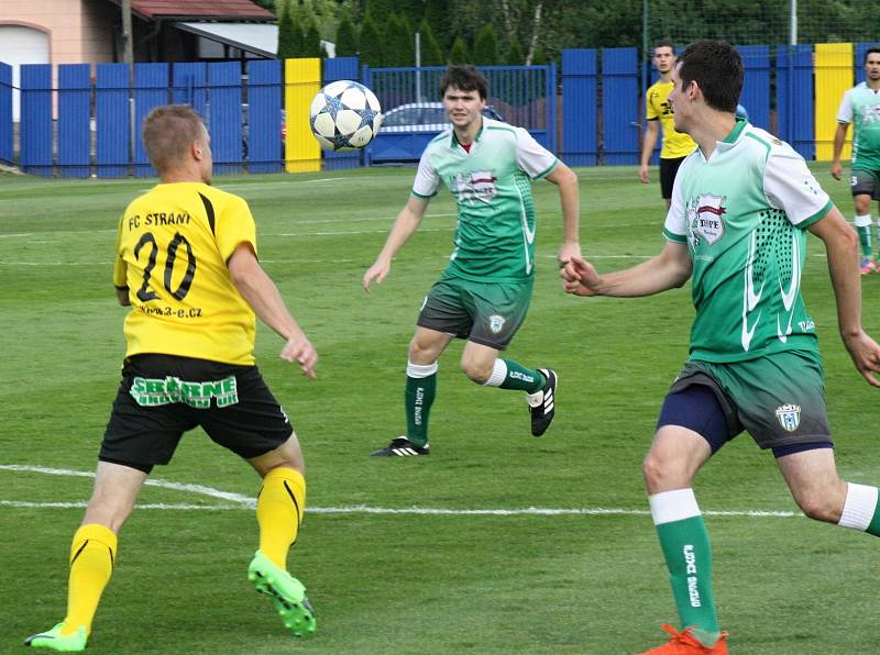 Fotbalisté Bzence (v zelených dresech) prohráli na hřišti divizního nováčka ze Strání 1:2 a v celostátním poháru MOL Cup skončili už v předkole.