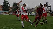 Fotbalisté Hroznové Lhoty (bíločervené dresy) v televizním zápase porazili Vnorovy 5:1. Zápas sledovalo 1500 diváků.