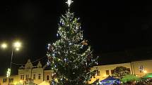 Rozsvícení vánočního stromu na historickém náměstí v Kyjově tradičně spojené s adventními trhy.