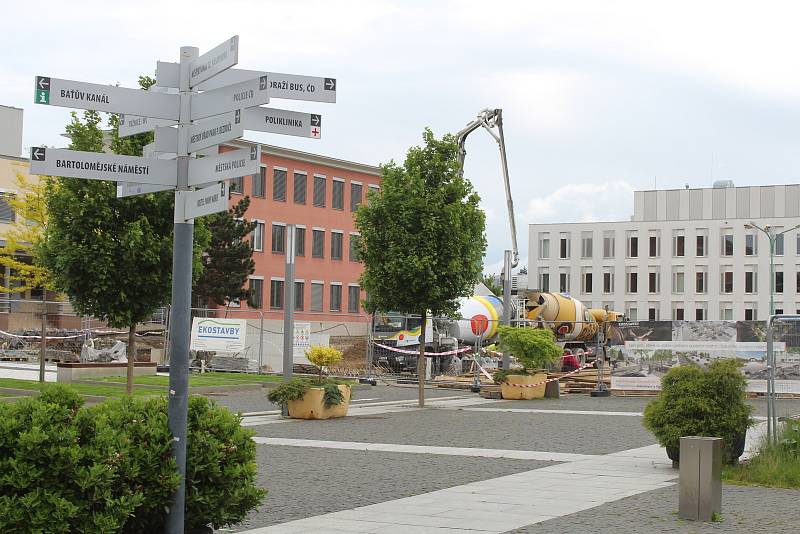 Stavba druhé etapy náměstí Míru ve Veselí nad Moravou koncem května.