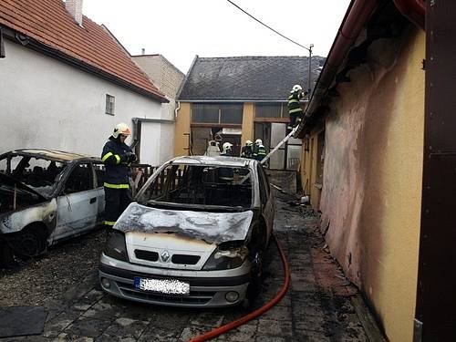 V Bzenci v úterý odpoledne shořela dvě auta.