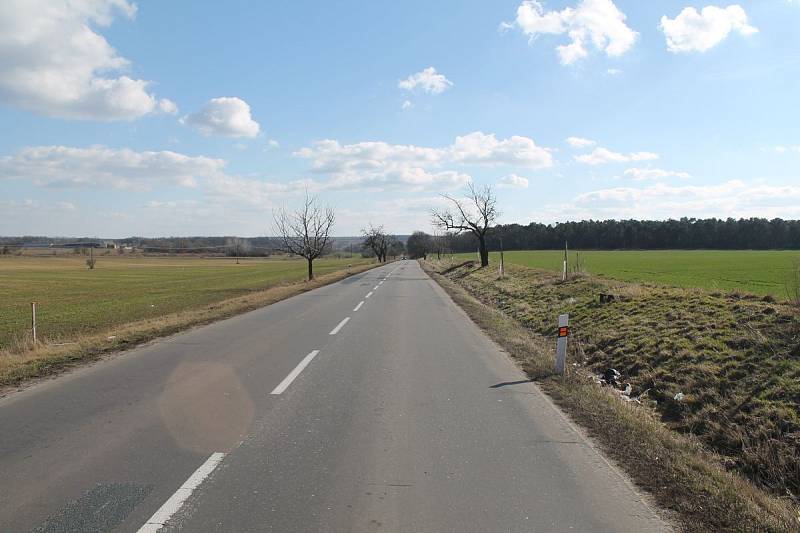 Řidič modré Škody Felicie jel ve směru od Kyjova. Zatím není jasné proč, ale vyjel mimo silnici, kde se vyboural. Auto poté začalo hořet.