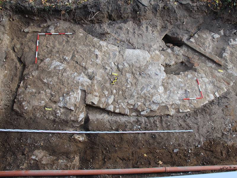 Předměty z poloviny třináctého století odkryli archeologové v blízkosti strážnického zámku.