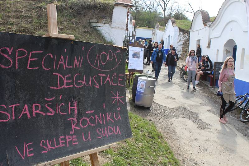 Festival otevřených sklepů zavítal na Strážnicko, kde stovky lidí přilákaly petrovské Plže.