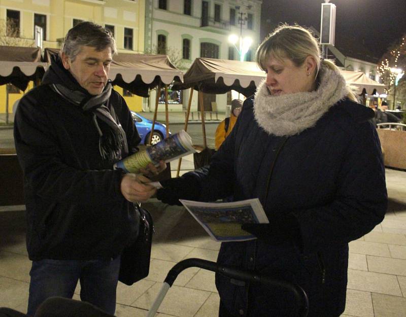 Lidé si na hodonínském Masarykově náměstí zazpívali koledy spolu se sbory Crescendo a Přípravným pěveckým sborem Základní umělecké školy Hodonín. 