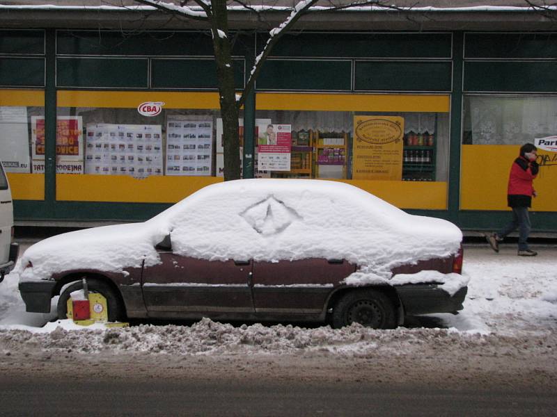 Auto s botičkou týdny blokuje místo