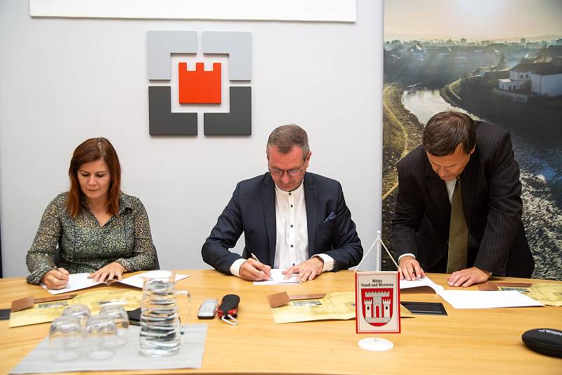 Podpis koaliční smlouvy ve Veselí nad Moravou.