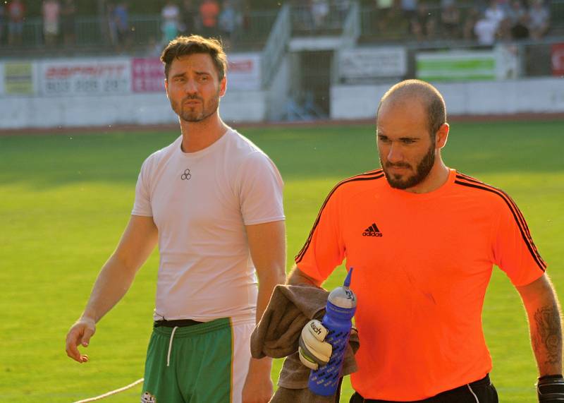 Hodonínští fotbalisté (v červených dresech) ve vloženém 15. kole divize D porazili Bzenec 2:0 a osamostatnili se v čele tabulky. Derby na stadionu U Červených domků sledovalo 520 diváků.