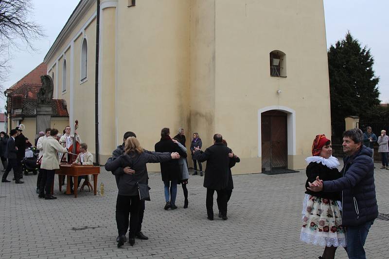 Hodové sobotní odpoledne s krojovanou chasou v Blatnici pod Svatým Antonínkem.