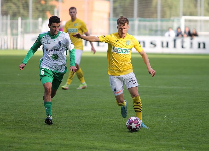 Bzenečtí fotbalisté (v bílozeleném) podlehli Karviné 1:2.