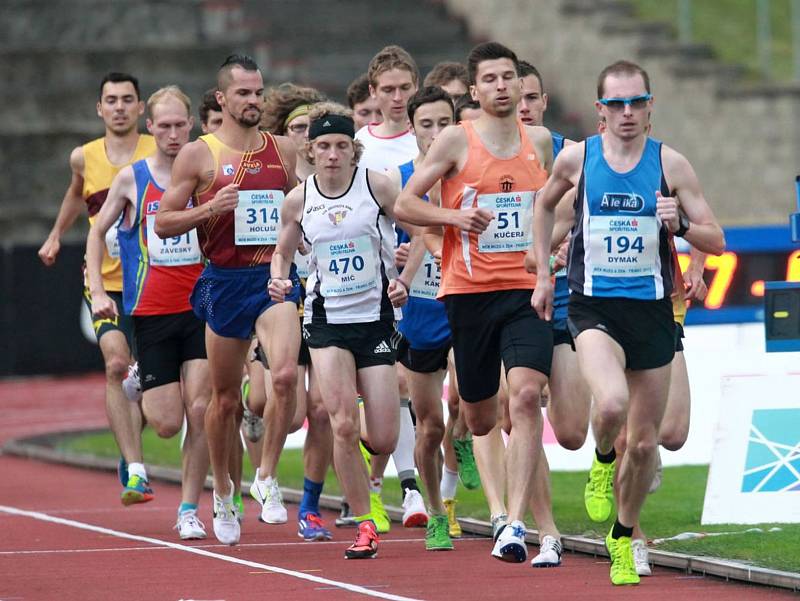 Hodonínský běžec Filip Sasínek na mistrovství republiky v Třinci ovládl závod na patnáct set metrů. Skvělým časem 3:43.51 minuty o jednu sekundu překonal čtyřicet let starý rekord šampionátu Jindřicha Linharta.