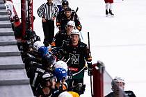 Hodonínští hokejisté zakončili přípravu na druholigovou sezonu výhrou 4:2 na ledě Velkého Meziříčí.
