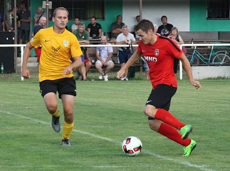 Fotbalisté třetiligového Hodonína (v červených dresech) si na úvod letní přípravy poradili se sousedními Mutěnice, které na hřišti v Lužicích přehráli jasně 6:0.