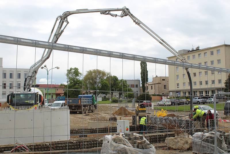 Stavba druhé etapy náměstí Míru ve Veselí nad Moravou koncem května.