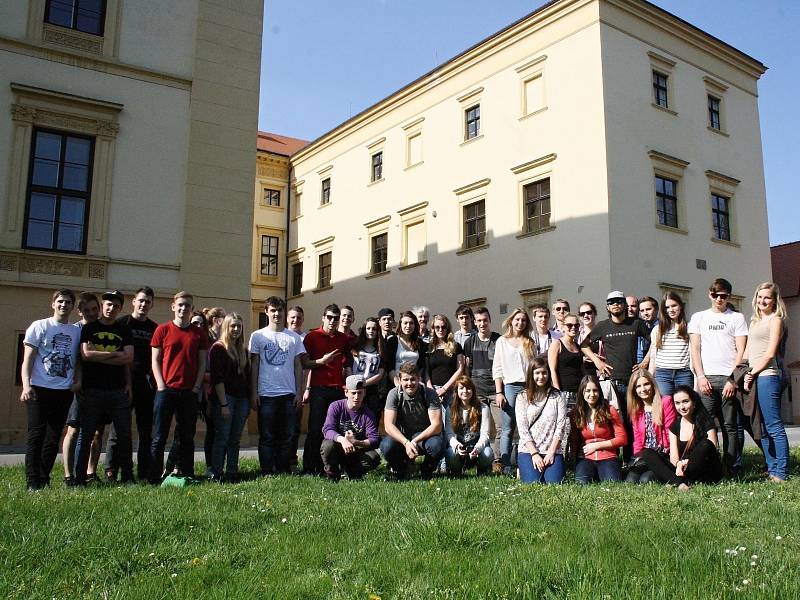 Osmnáct studentů z Holandska přijelo na týden poznávat Českou republiku. Hostí je strážnické Purkyňovo gymnázium.