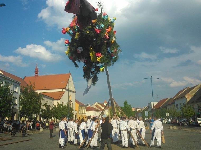 Stavění máje na kyjovském náměstí se zúčastnily desítky lidí