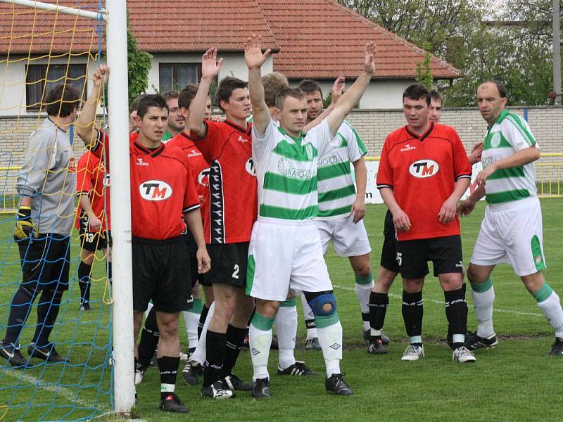 Čtvrtfinále krajského poháru: Baník Ratíškovice (v červeném) vs. Sokol Bořetice.