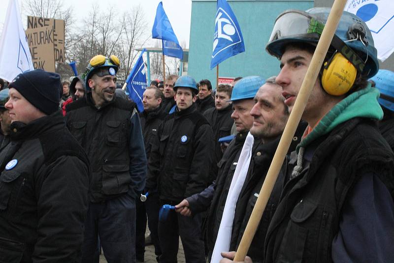 Kolem tří set padesáti nespokojených zaměstnanců demonstrovalo proti nízkým mzdám před hodonínskou armaturkou.