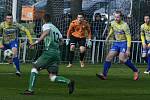 Fotbalisté Bzence (v zelených dresech) v derby nestačili na Břeclav, které v nervózní a zbytečně vyhrocené bitvě podlehli 1:2.