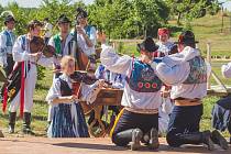 Pořad Já sa budu vydávati, který byl součástí Mezinárodního folklorního festivalu ve Strážnici. Soubory jej sehrály v areálu skanzenu.