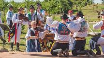 Pořad Já sa budu vydávati, který byl součástí Mezinárodního folklorního festivalu ve Strážnici. Soubory jej sehrály v areálu skanzenu.