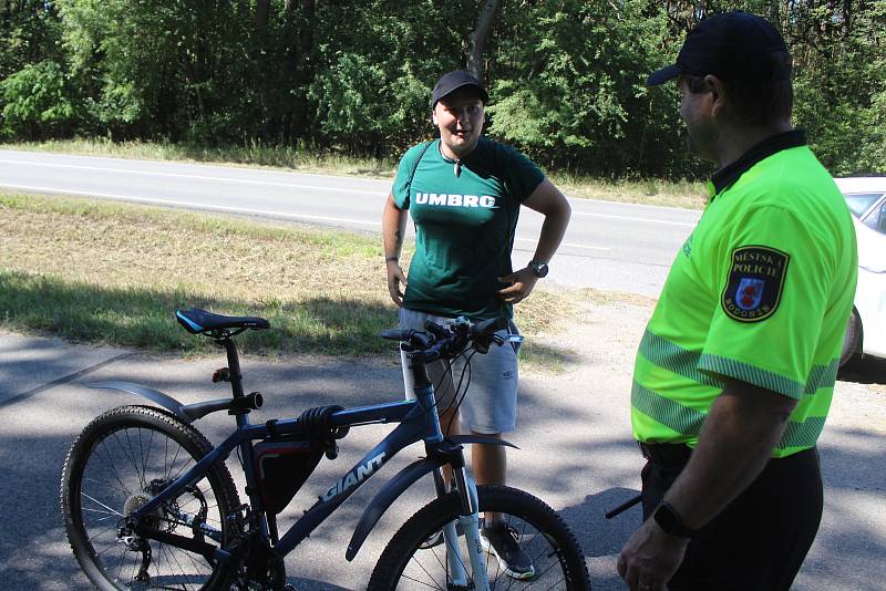 Kontrola cyklistů a vybavení jejich kol strážníky na cyklostezce mezi Dubňany a Hodonínem