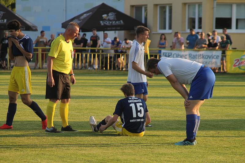 Fotbalisté rezervy Ratíškovic (v modrých dresech) porazili Lipov 1:0 a převzali pohár pro vítěze okresního přeboru.