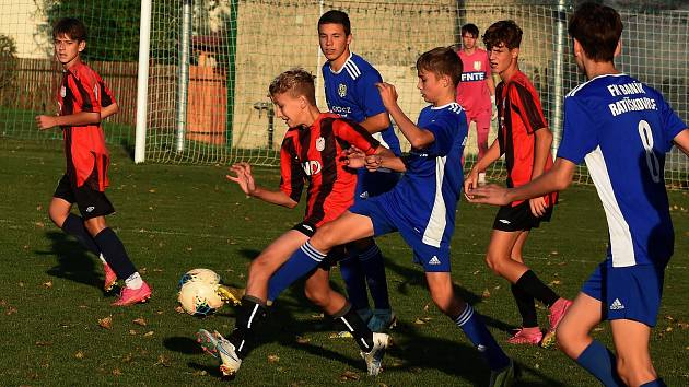 Mladí fotbalisté Ratíškovic (modré dresy) přehráli Hodonín 7:1 a postoupili do jarního čtvrtfinále Krajského poháru starších žáků JmKFS.
