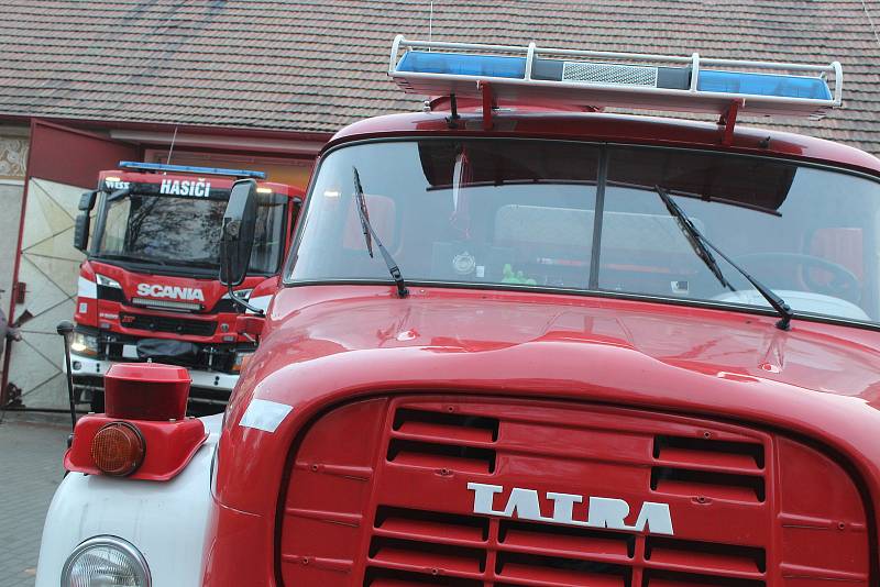 Nová cisterna rohateckých hasičů značky Scania. Vedle ní doposud sloužící čtyřicátnice Tatra.
