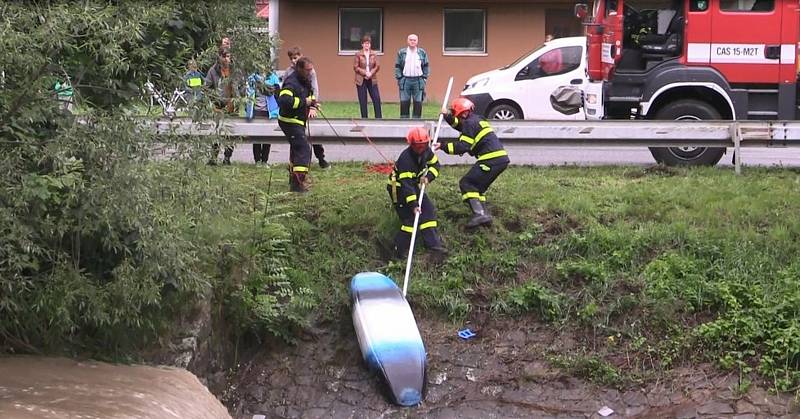 Záchrana vodáků z převrhnutého člunu ve Velké nad Veličkou.