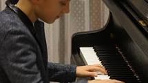 Šestnáctka žáků Základní umělecké školy Kyjov předvedla své dovednosti. Zazněly klasické skladby pro klavír, housle, klávesy a cimbál. Při několika příležitostech vystřídal nástroje i zpěv.