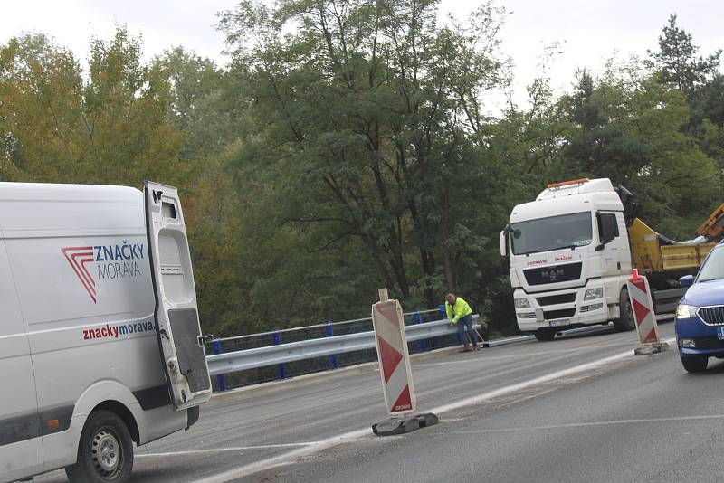 Omezení kvůli dostavbě nového mostu na silnici I/55 u Hodonína v pondělí odpoledne.