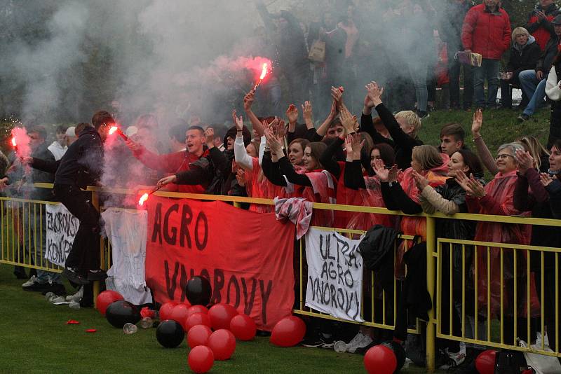 Fotbalisté Hroznové Lhoty (bíločervené dresy) v televizním zápase porazili Vnorovy 5:1. Zápas sledovalo 1500 diváků.