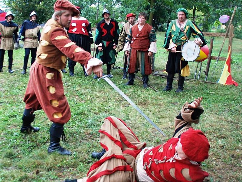 Vystoupení šermířů, okružní projížďku lodí, skákací hrad nebo prohlídku historických zbraní si užila asi stovka návštěvníků, která dorazila do veselského přístaviště Baťova kanálu na zábavnou akci Hurá do školy.