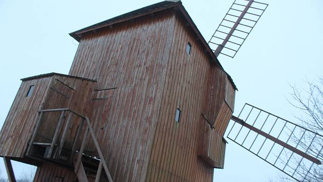 Unikátní mlýn starý 151 let vyčnívá ze zasněžené krajiny. Příští rok ho vylepší nový nátěr.