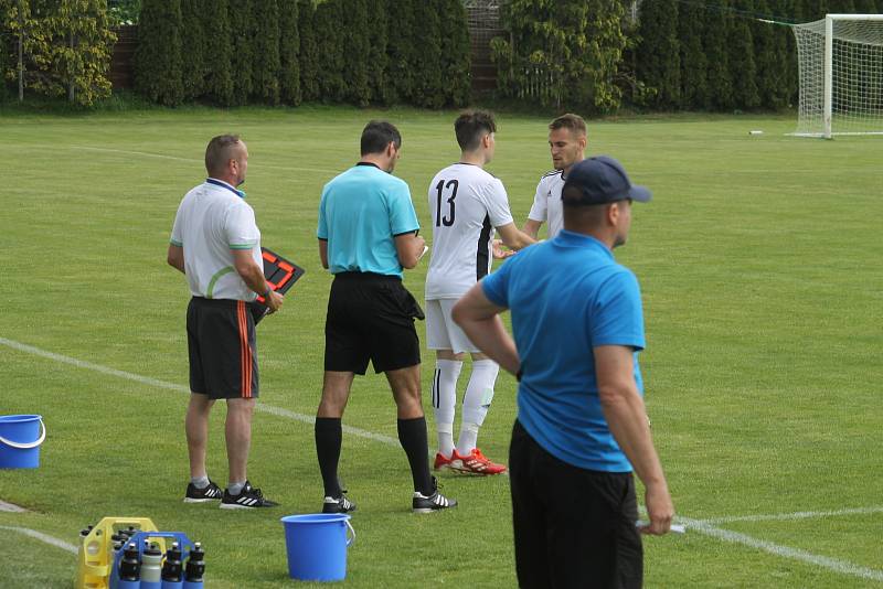 Hodonínští fotbalisté (v červenočerných dresech) porazili Břeclav 2:1.