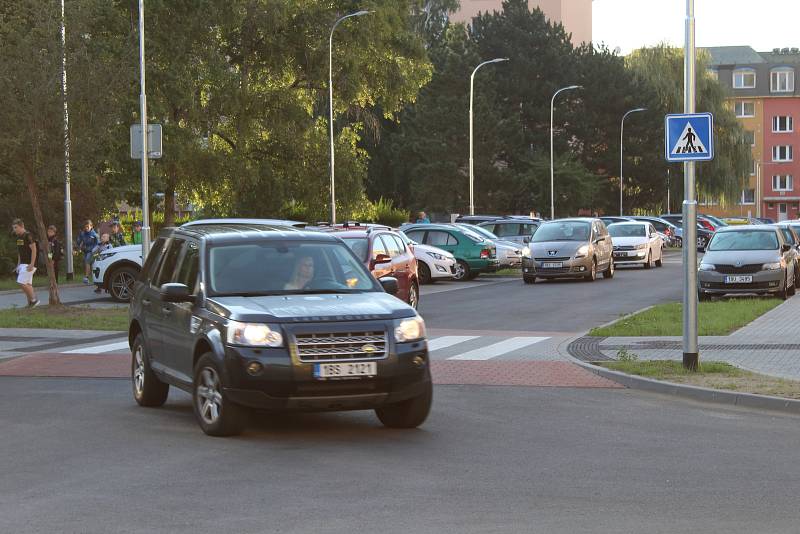 Opravená Vančurova ulice v ranní špičce.