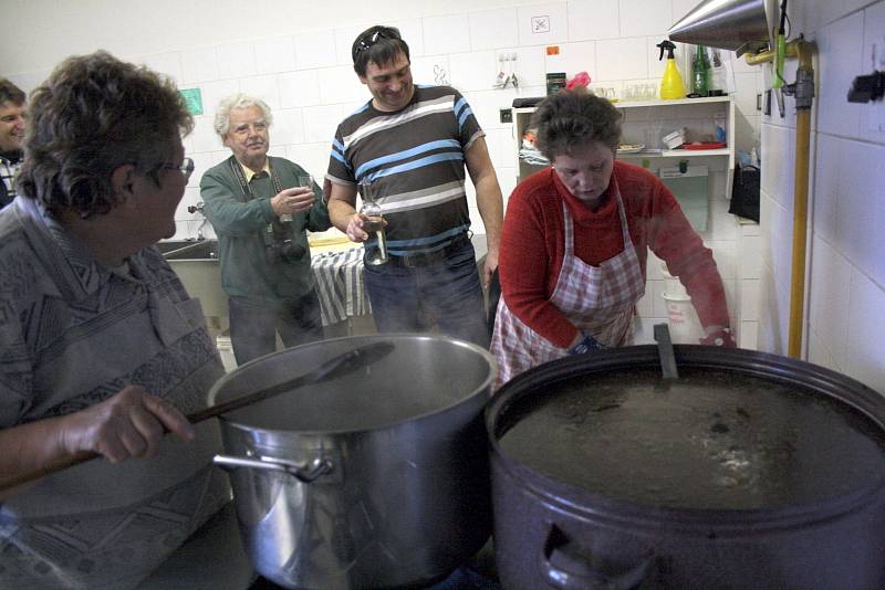 Gurmáni z Mikulčic uspořádali další ročník Mikulecké zabijačky.