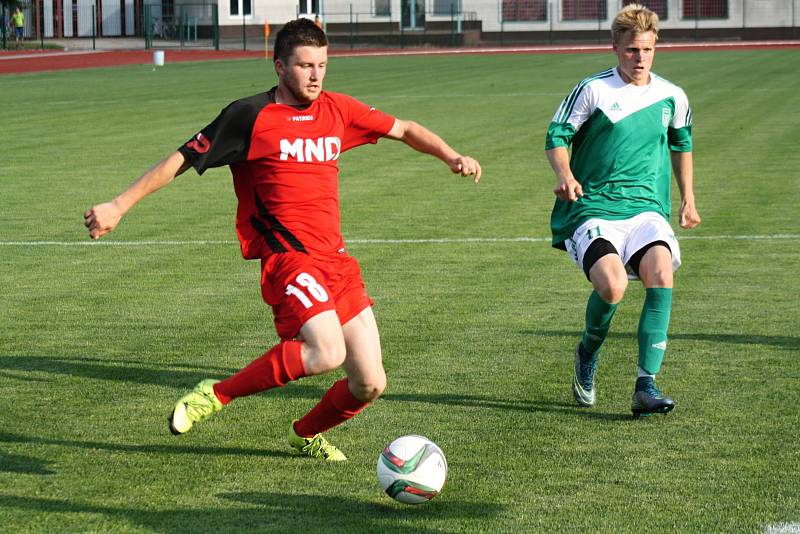 Fotbalisté Hodonína (v červených dresech) porazili v posledním zápase letošní sezony Ždírec nad Doubravou 3:1 a v divizi D skončili druzí.