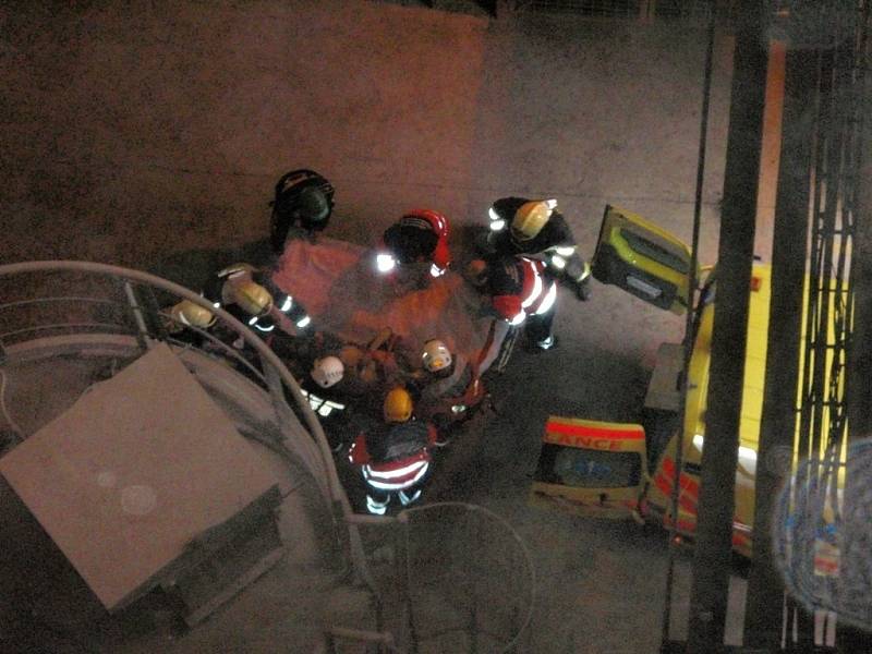Se závažnými zraněními skončil muž, který spadl do třicet metrů hlubokého odlučovače spalin v hodonínské elektrárně.