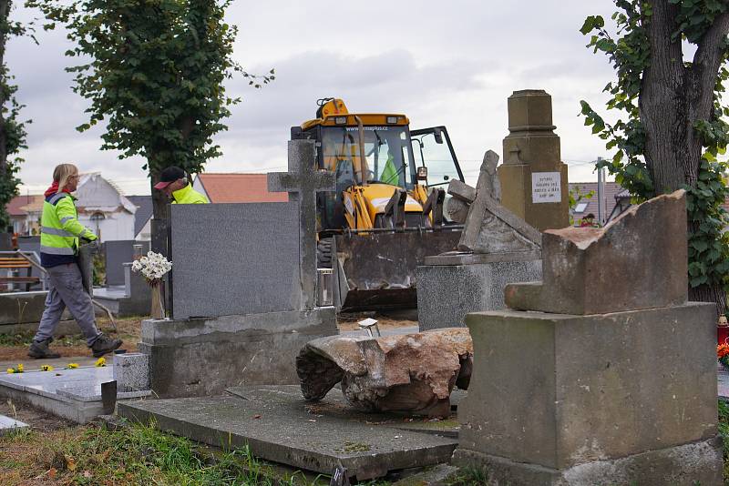 Dušičky na hřbitově v jihomoravských Mikulčicích. Stovky hrobů tam zničilo červnové tornádo. Díky práci kameníků mnozí majitelé mohli zapálit svíčku již u obnoveného pomníku.