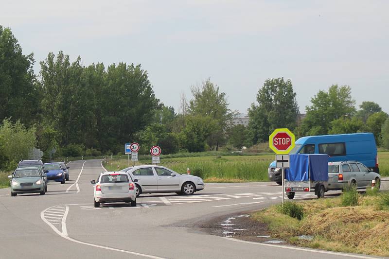 Situace na pánovské křižovatce v pondělí ráno při pohledu ze směru do Ratíškovic do Hodonína.