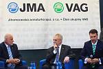 Prezident Miloš Zeman se ve druhém dni návštěvy Jihomoravského kraje zastavil na Hodonínsku. V Jihomoravské armaturce se setkal s vedením firmy a zaměstnanci.