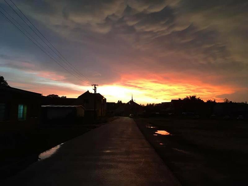 Večerní nebe po bouři zachycené naší čtenářkou.