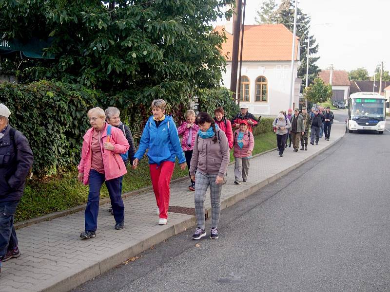 Turisté z Vřesovic vyrazili na výšlap podzimní přírodou.