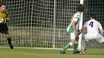 Bzenečtí fotbalisté (v zelených dresech) v předkole celostátního MOL Cupu prohráli na hřišti Lanžhota 2:4.