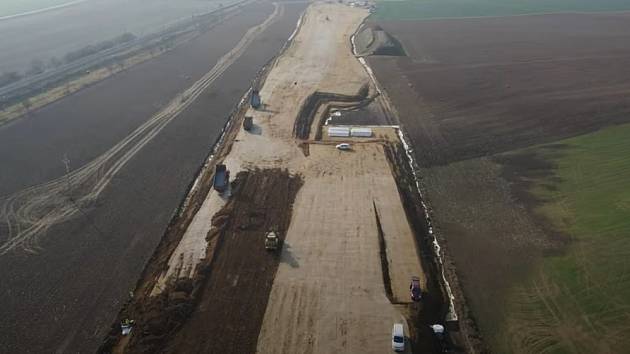 Stavba nového úseku dálnice D55 mezi Starým Městem a Moravským Pískem na Hodonínsku zase pokročila.
