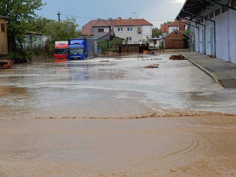 Lokální bouře doprovázená kroupami zasáhla Strážnici na Hodonínsku. Voda zatopila některé ulice i sklepy domů.