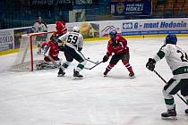 Jednu ze čtyř výher v letošním ročníku si hokejisté SHKM Hodonín (v bílých dresech) připsali v duelu s Uherským Hradištěm.