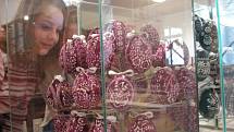 Výstava kraslic v Žarošicích spojená s ukázkami velikonočních řemesel. Zdobit kraslice může každý návštěvník sám.